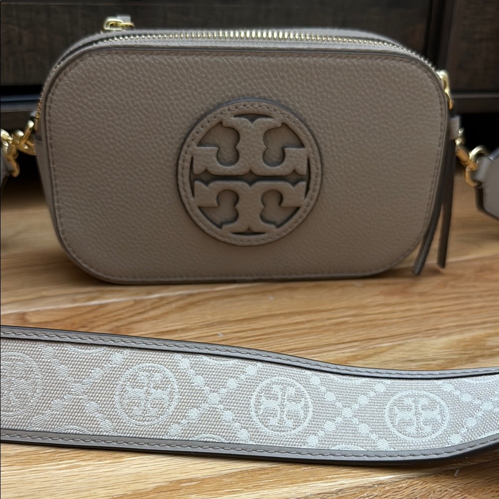 Tory Burch Beige Crossbody Bag with Logo

Worn once    It’s brand new